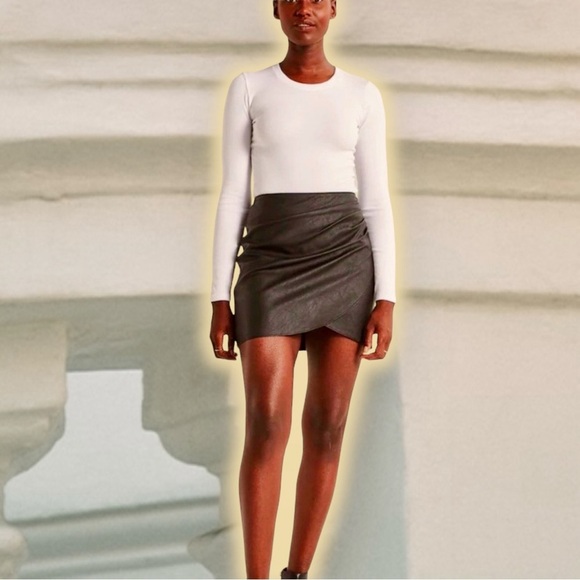 Abercrombie & Fitch Black Vegan Leather Pleated Side Tulip Hem Mini Skirt Sz XS - Picture 3 of 15